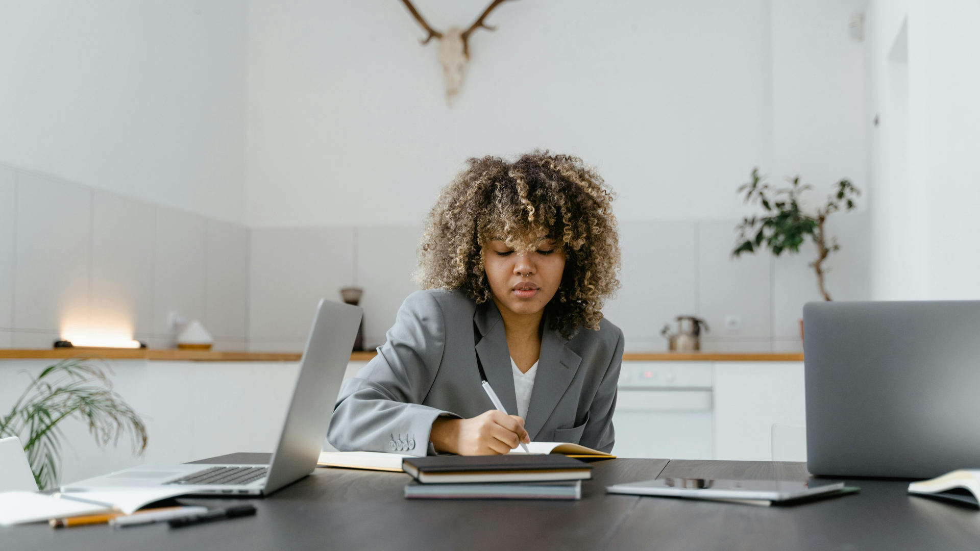 woman-workin g-thumb-rss-1.png